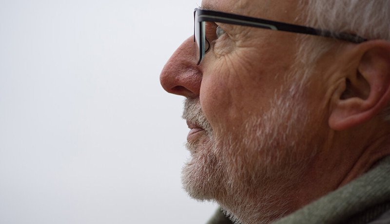 En eldre mann med briller