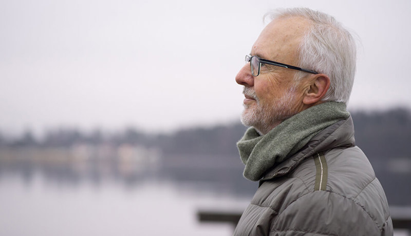 En eldre mann ser ut mot horisonten