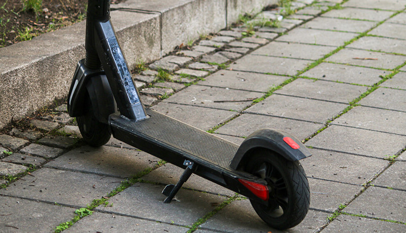 En elsparkesykkel står parkert