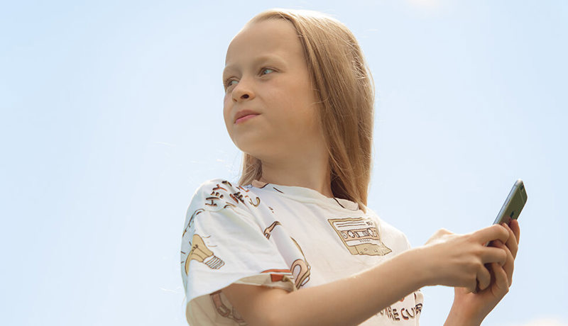 Et barn med mobiltelefon