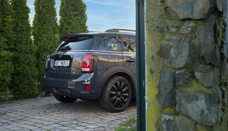 En bil står parkert på biloppstillingsplassen