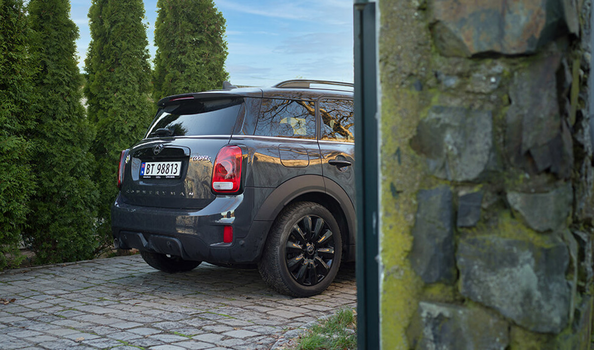 En bil står parkert på biloppstillingsplassen