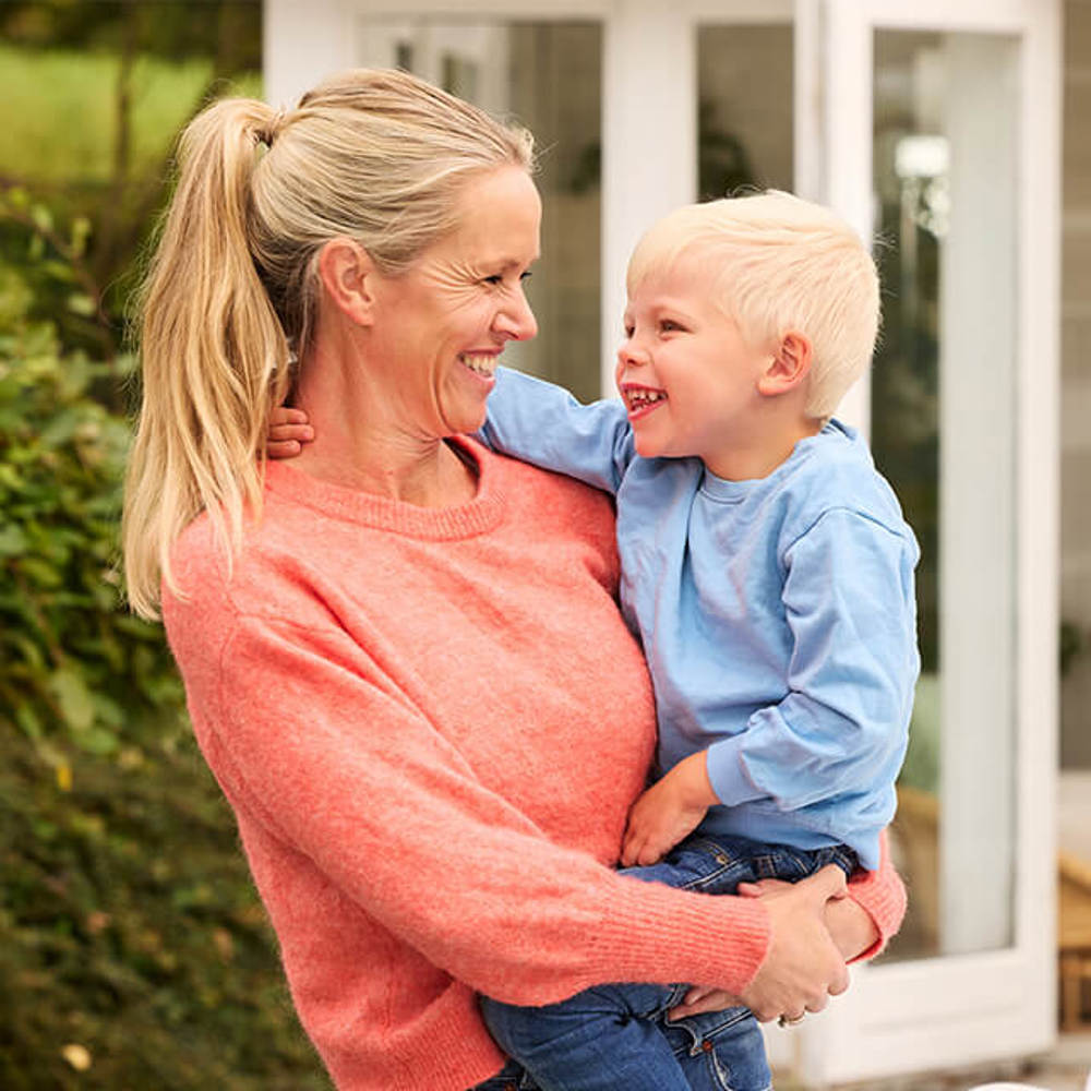 Mor og sønn ser på hverandre og smiler