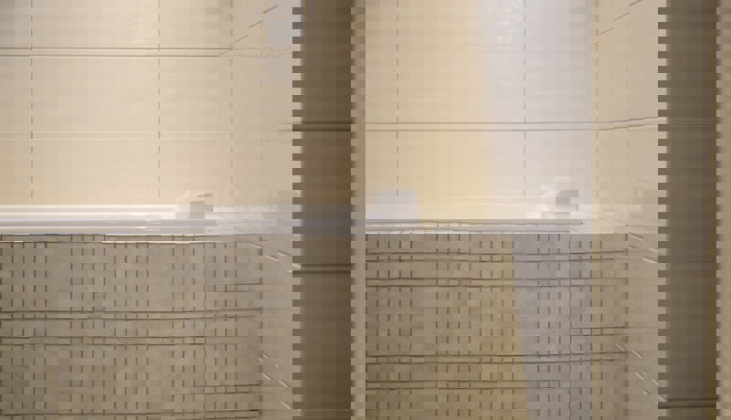 Moderne bad med badekar og fliser