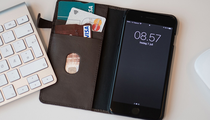 En mobil med kortholder og et tastatur til PC