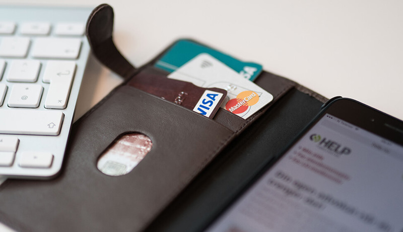 En mobil med kortholder og et tastatur