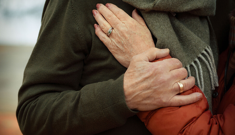 Et gift par holder rundt hverandre hvor fokus er på hender og gifteringene
