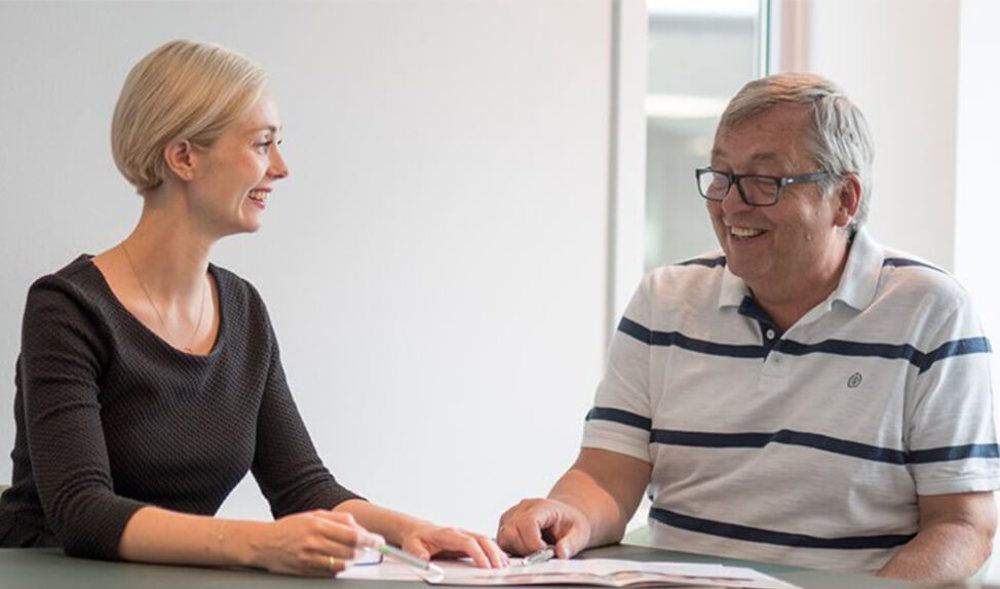 Bilde av advokat og klient