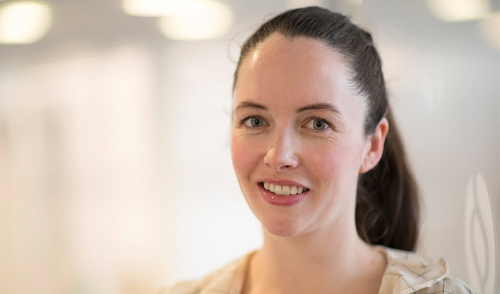 Jente smiler mot kamera