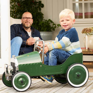 Bilde av far som ser mot sønnen sin som kjører en lekebil