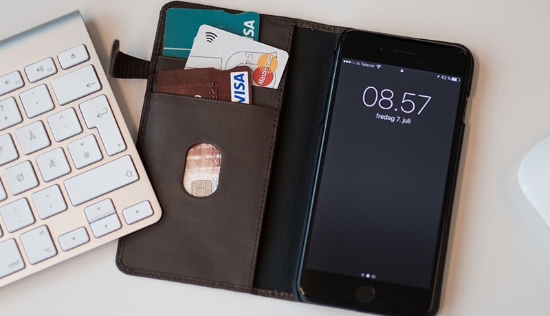 En mobil med kortholder og et tastatur