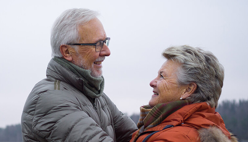 Et eldre par ser på hverandre og smiler