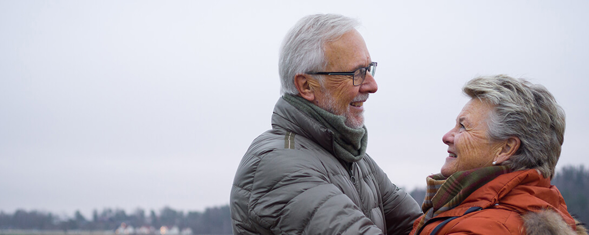 Et eldre par ser på hverandre og smiler