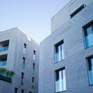 Bilde av et moderne boligbygg med franske balkonger