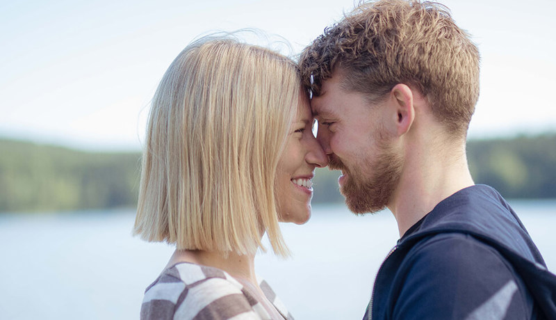 Et par ser på hverandre med hodene inntil hverandre