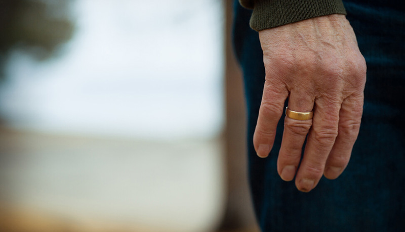 Hånden til en gift mann med giftering