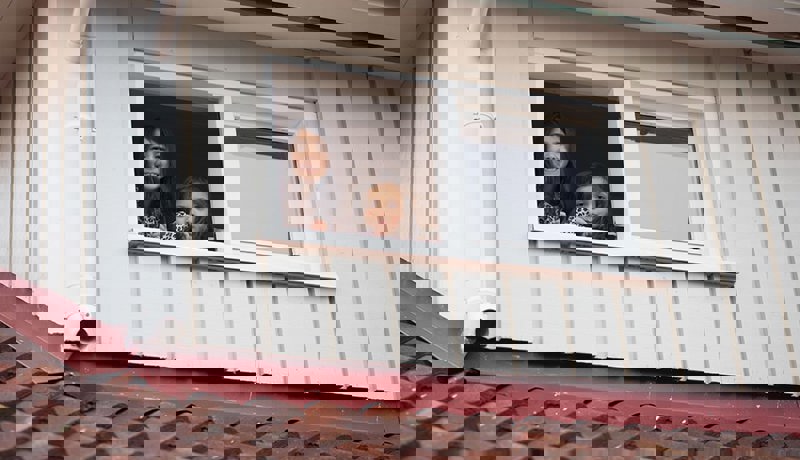 To søstre sitter i vinduet