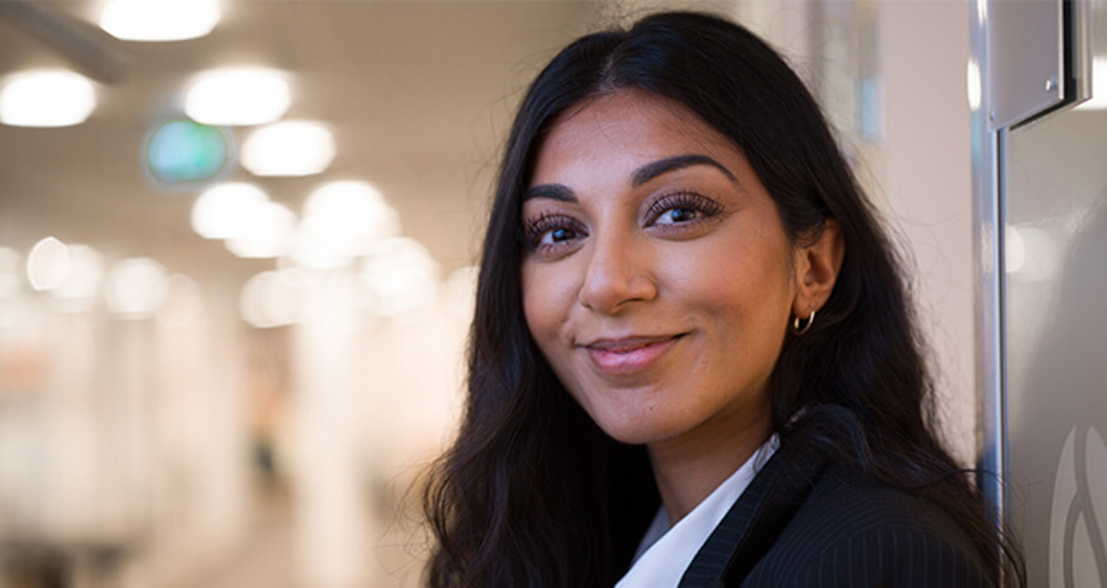 Advokat smiler til kamera