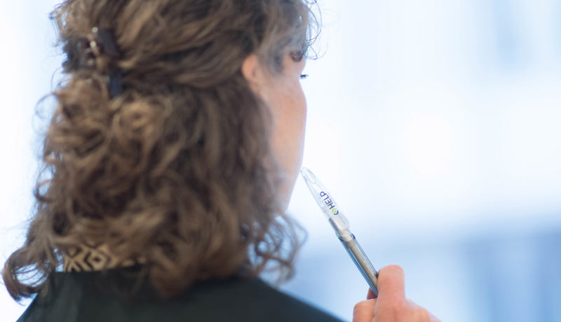 Kvinne med penn i hånden