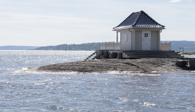 Badehus på øy i sjøen