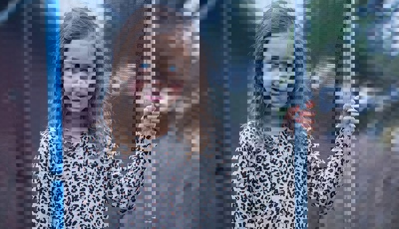 Et barn leker ved trampolinen