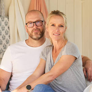 Bilde av et ektepar som sitter inne