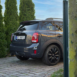 Bilde av en moderne bil som står parkert