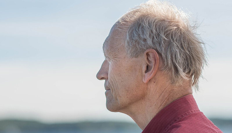 En eldre mann ser ut mot horisonten