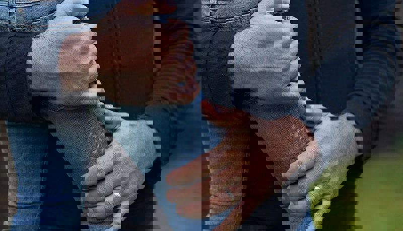 En far holder et barn i armene