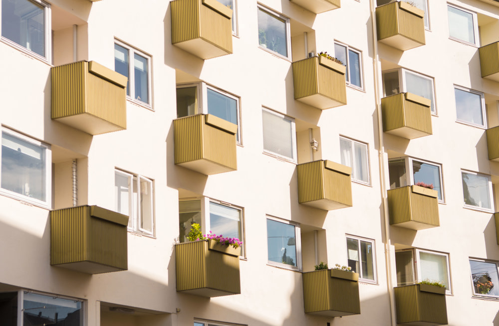 Balkonger som henger symmetrisk på vegg