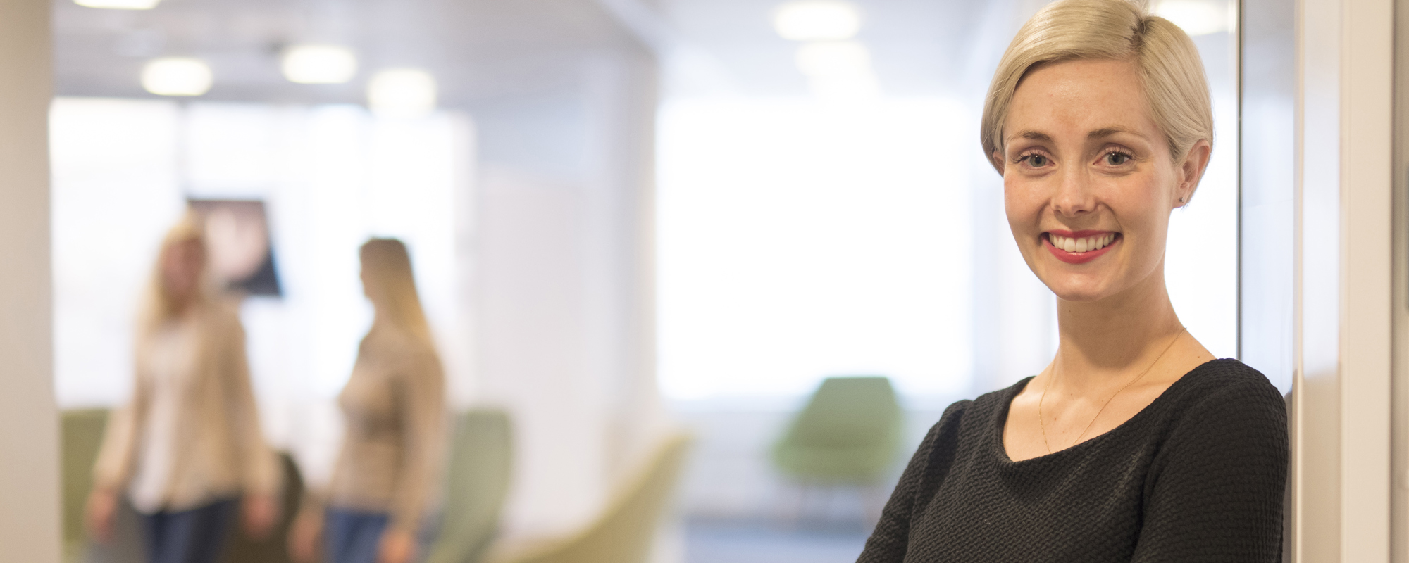 Smilende dame på kontor