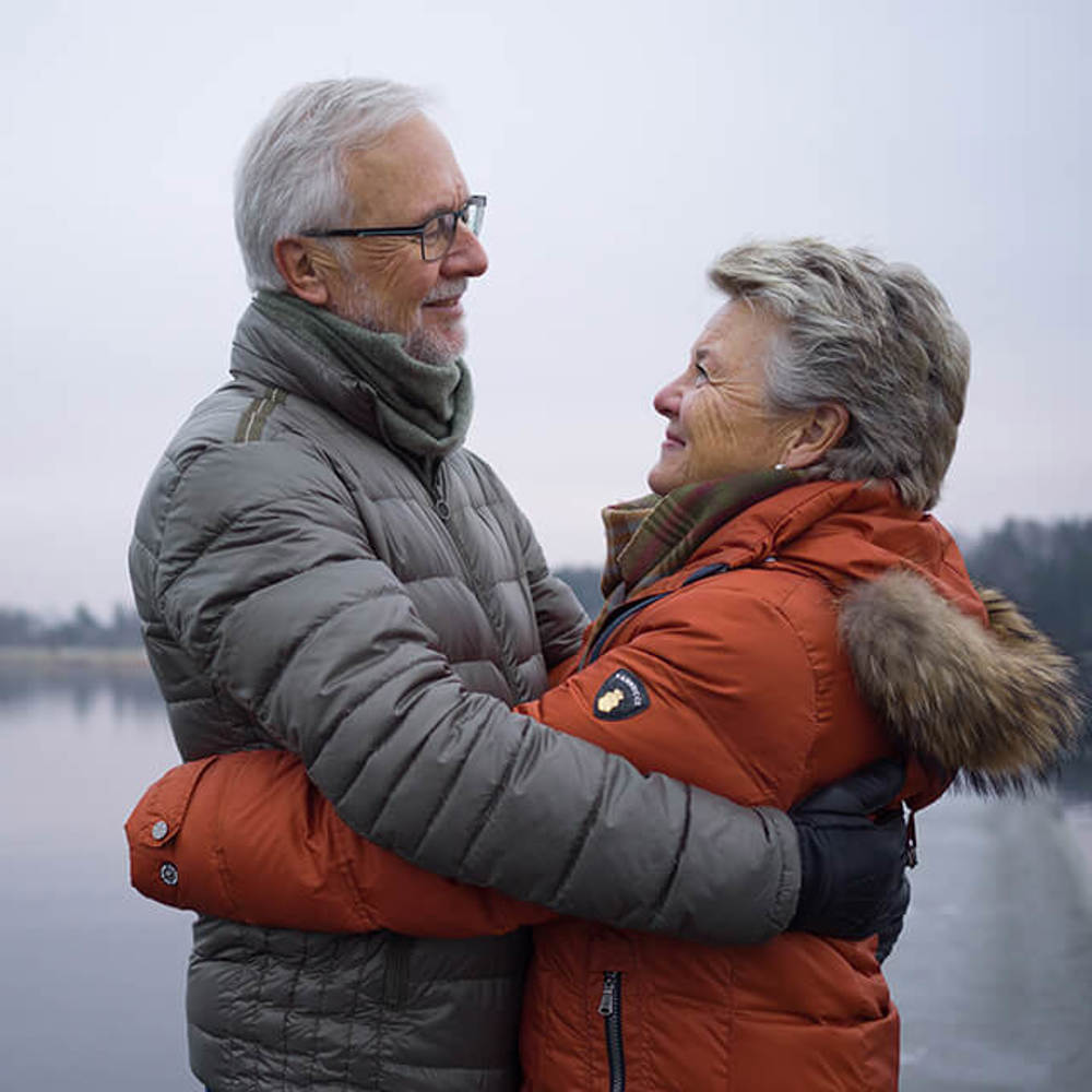En eldre mann står ute og ser tankefull ut