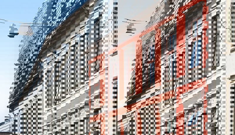 En eldre boligblokk med mange seksjoner