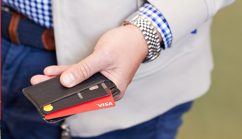 En mann med kortholderen sin