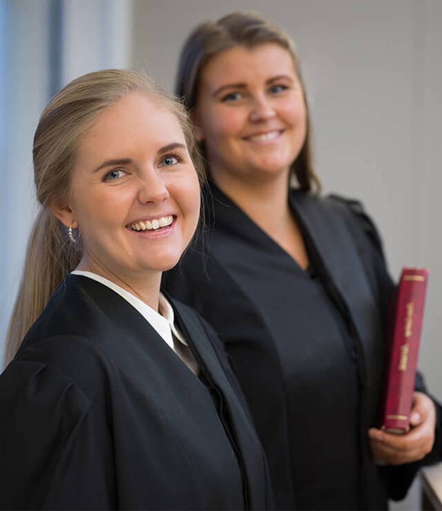 To advokater i rettskapper smiler