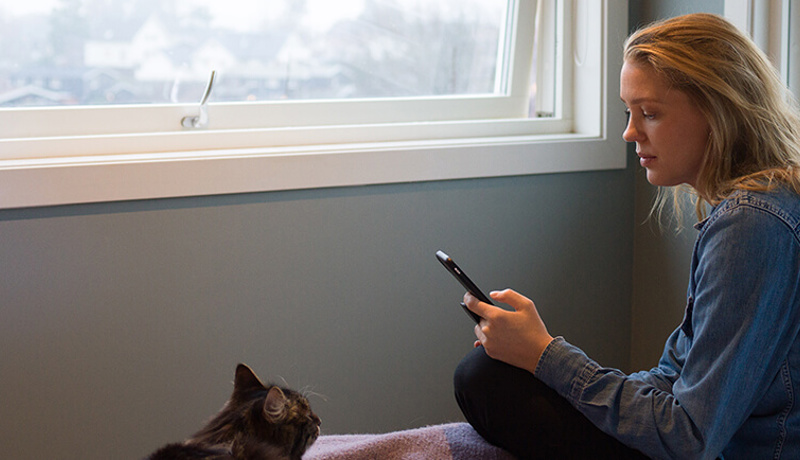 nainen selvittää identiteettivarkaus asiaa juristin kanssa