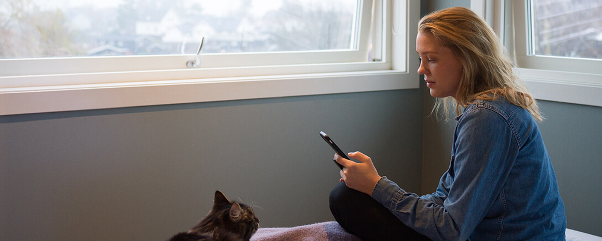 nainen selvittää identiteettivarkaus asiaa juristin kanssa