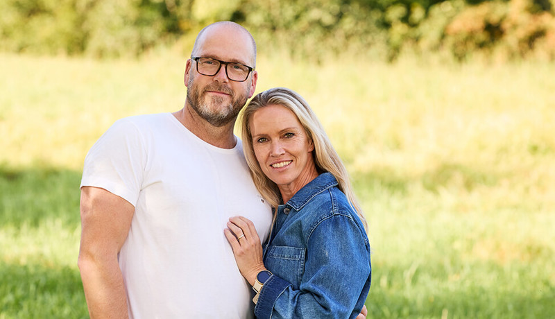 Et par holder rundt hverandre