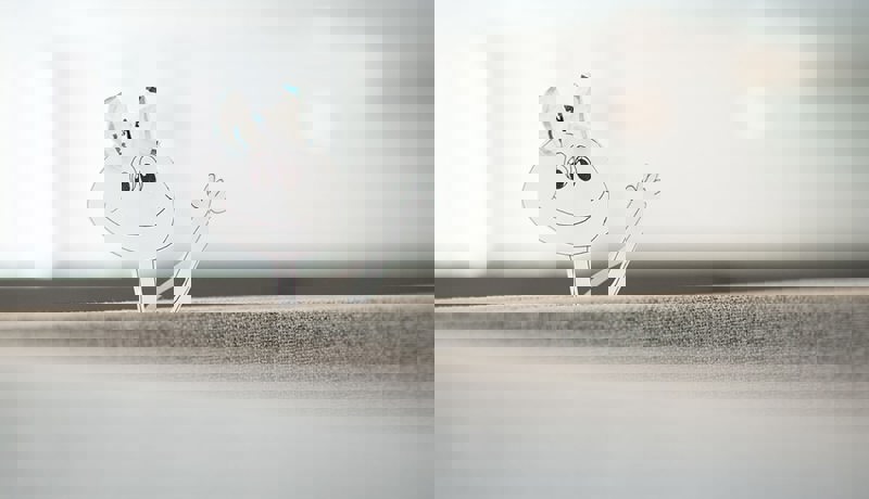 En smilende papirfigur