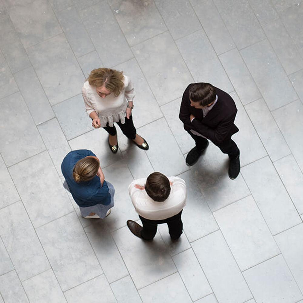 Fire advokater diskuterer. Bilde i fugleperspektiv.