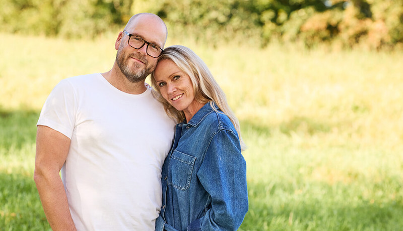 Et voksent par ser lykkelige ut mens de holder rundt hverandre