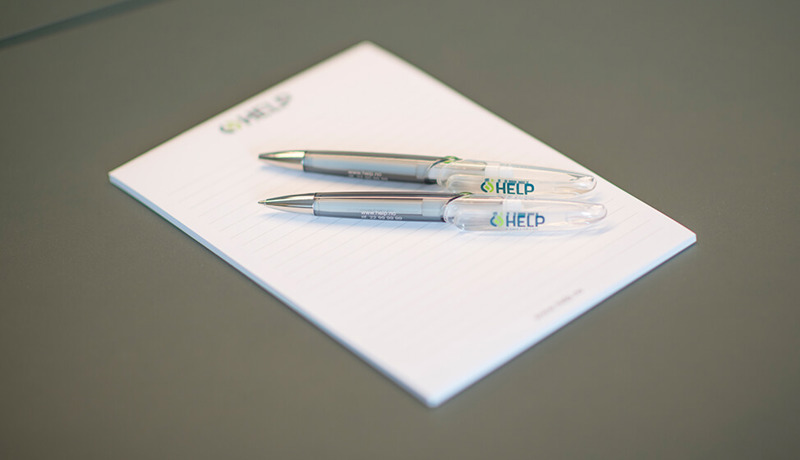 En notatblokk med to penner