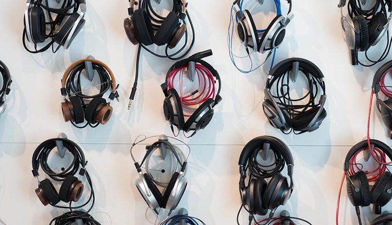 En butikkhylle med hodetelefoner