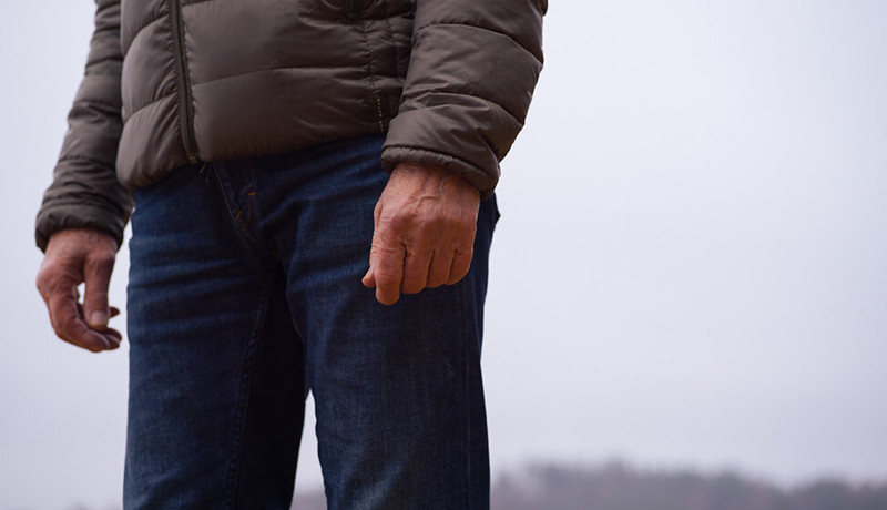 En mann står med hendende ned