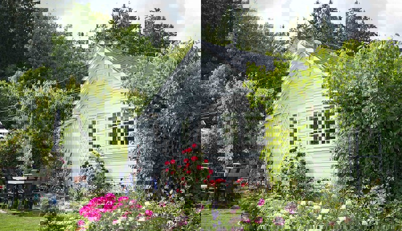 Sommerlig bolig med fin hage og blomster