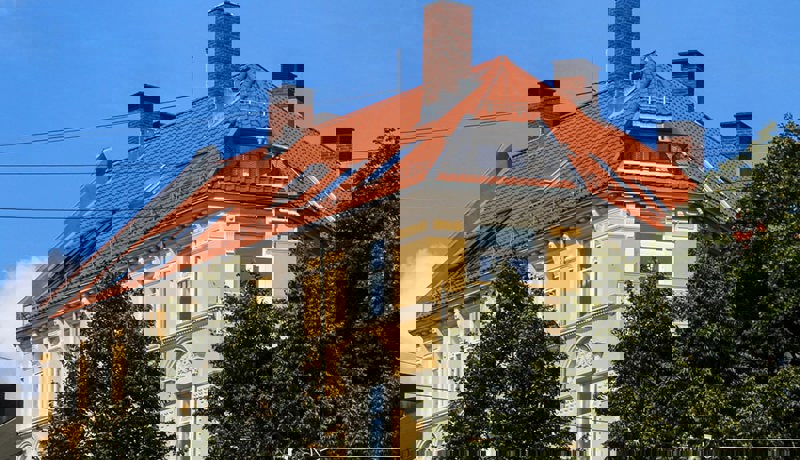 En eldre boligblokk med mange seksjoner