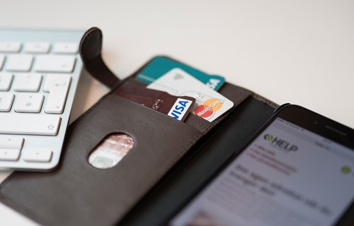 Mobiltelefon og bankkort