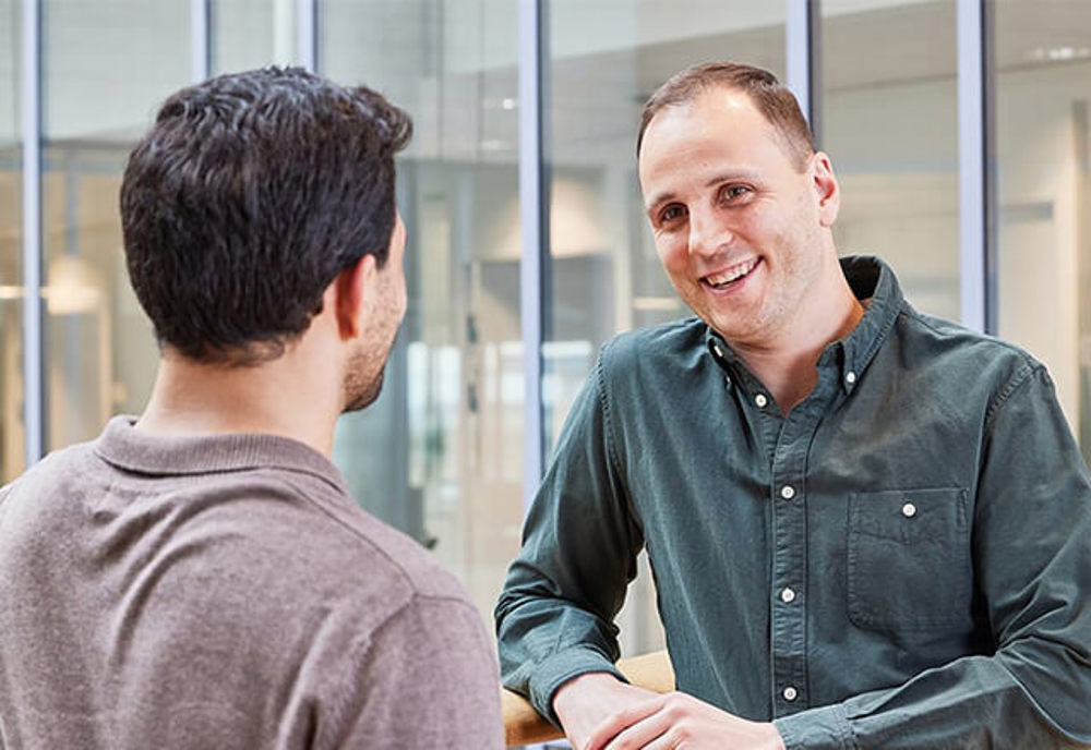 To advokater snakker sammen