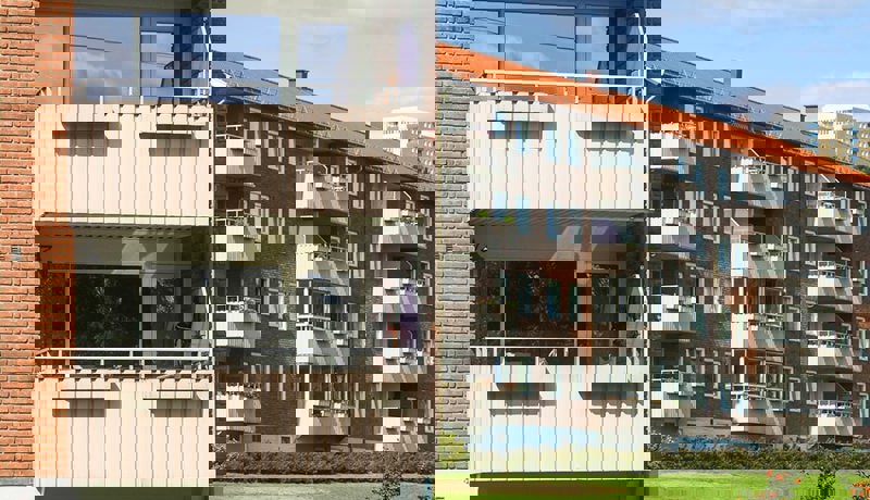 En boligblokk med vinduer og terrasser