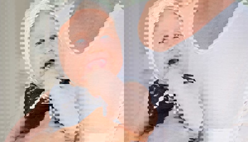 En far holder et lite barn